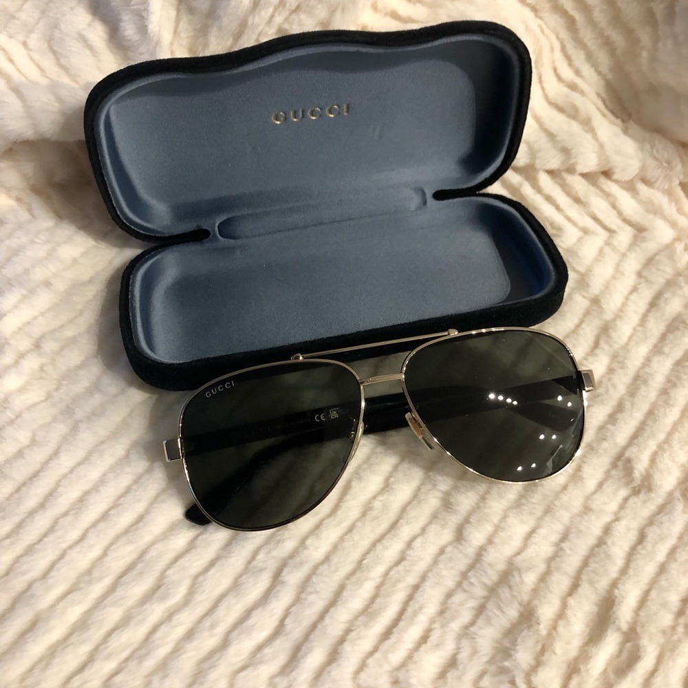 Gucci Aviator Sunglasses Black and Gold Metal Frame